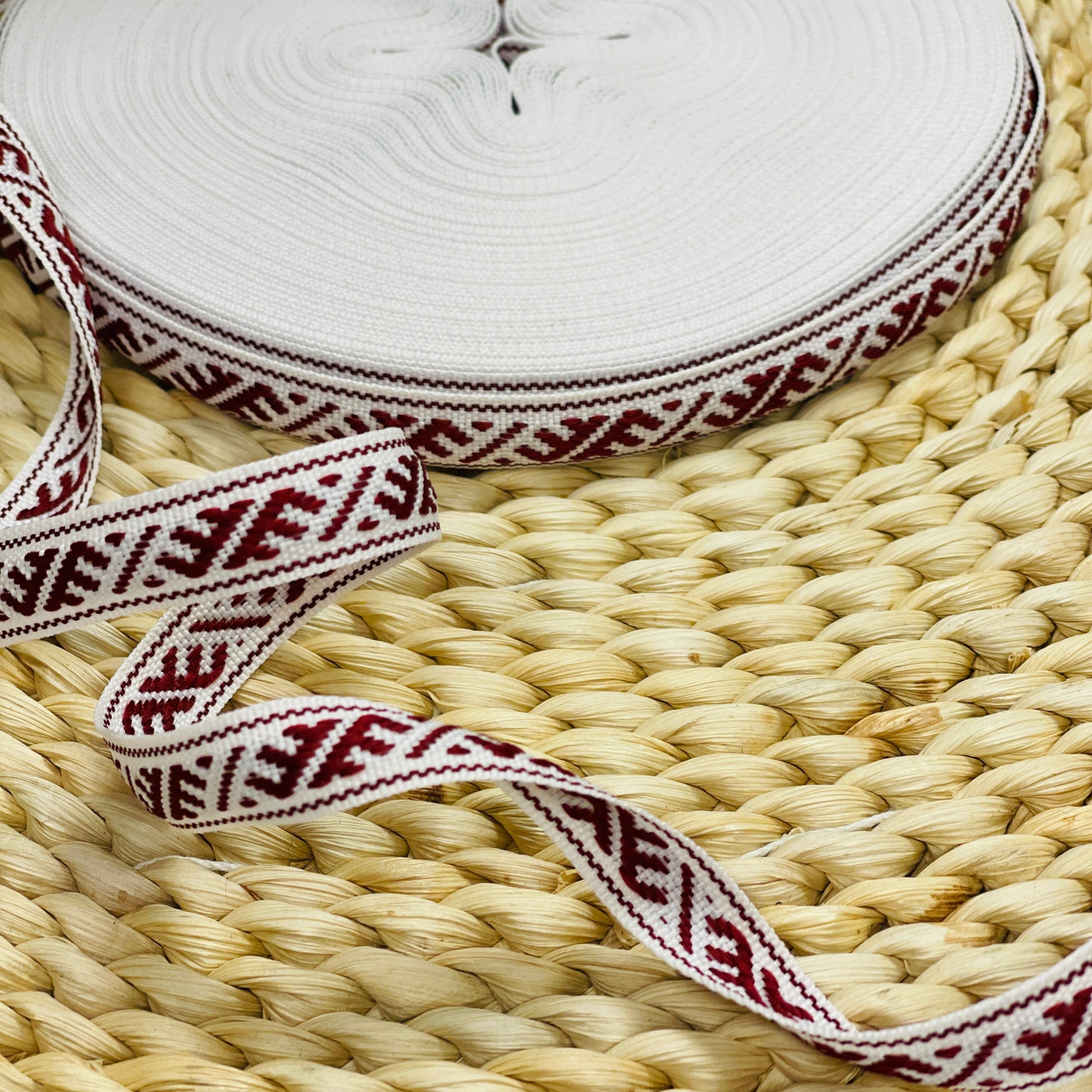 Tautiskā lente, josta Ūsiņš 12mm - bordo ar baltu - LV