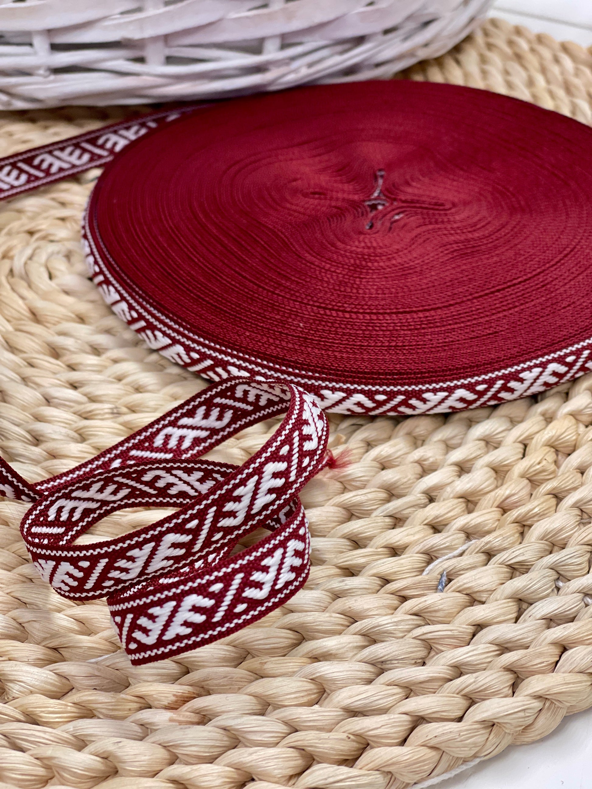 Tautiskā lente, josta Ūsiņš 12mm - bordo ar baltu - LV