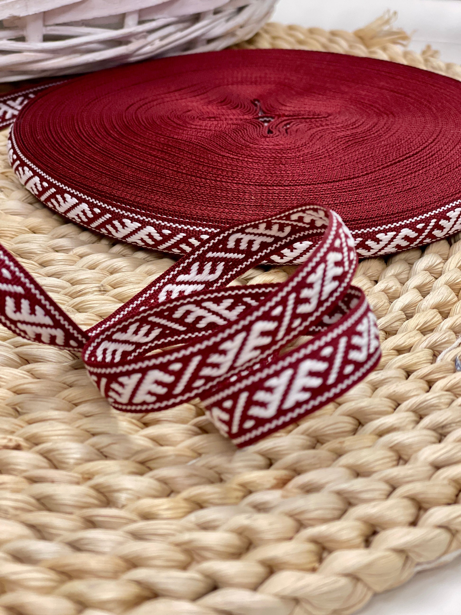 Tautiskā lente, josta Ūsiņš 12mm - bordo ar baltu - LV