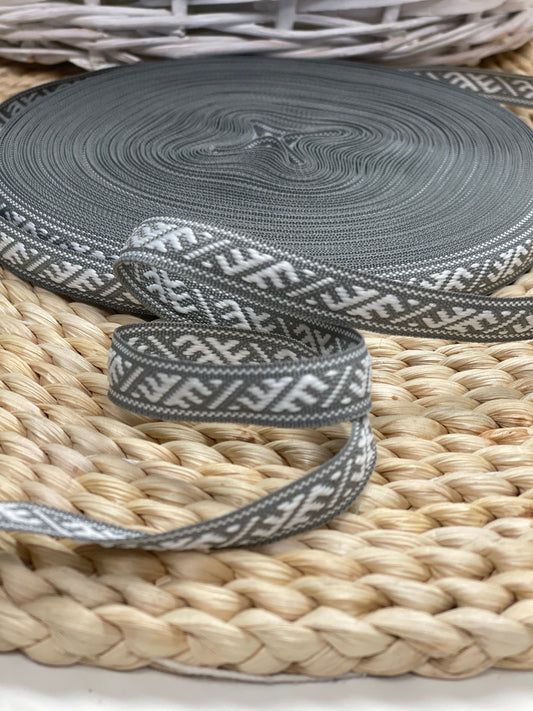 Tautiskā lente, josta Ūsiņš 12mm - pelēka ar baltu - LV