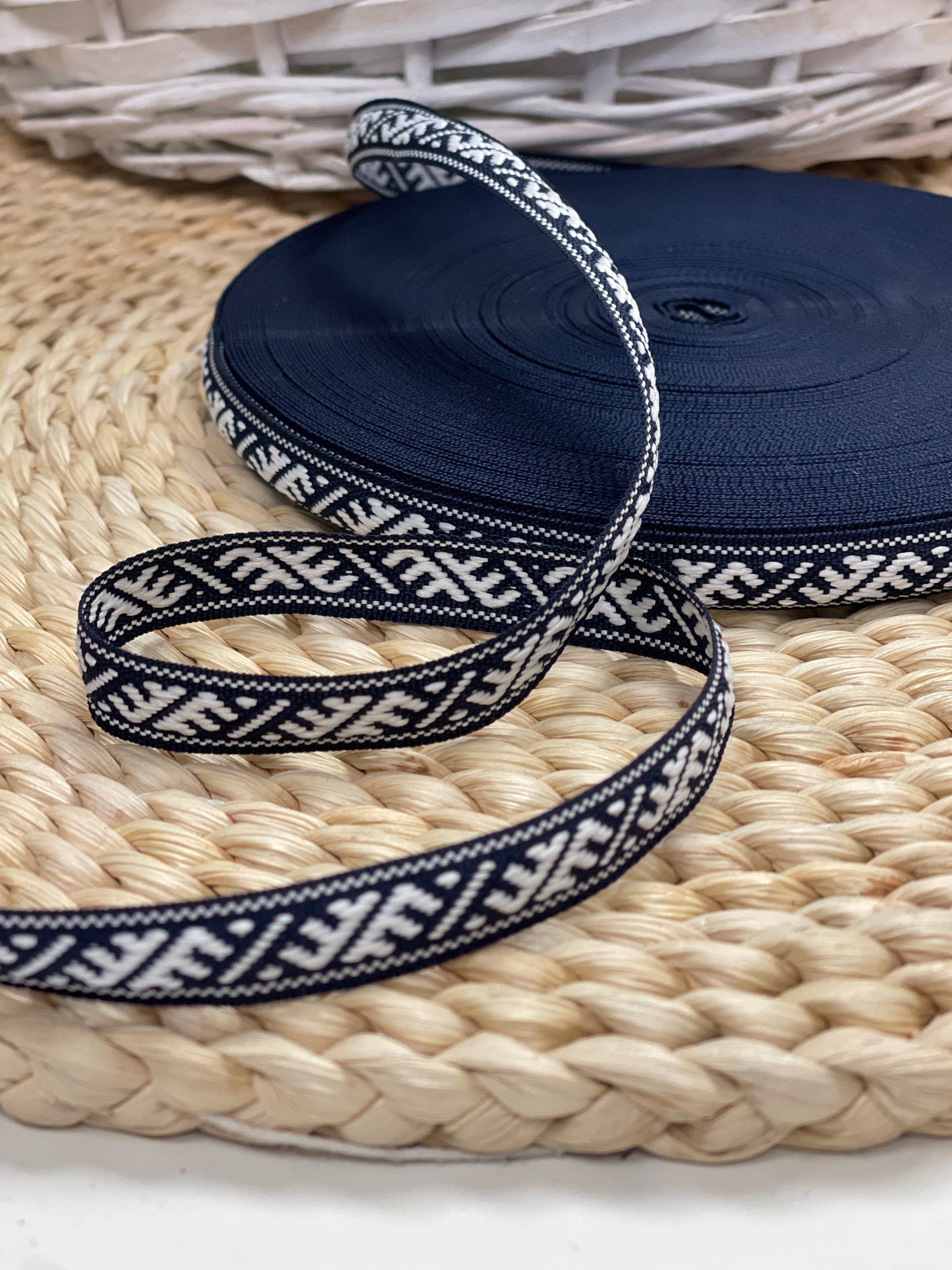 Tautiskā lente, josta Ūsiņš 12mm - tumši zila ar baltu - LV