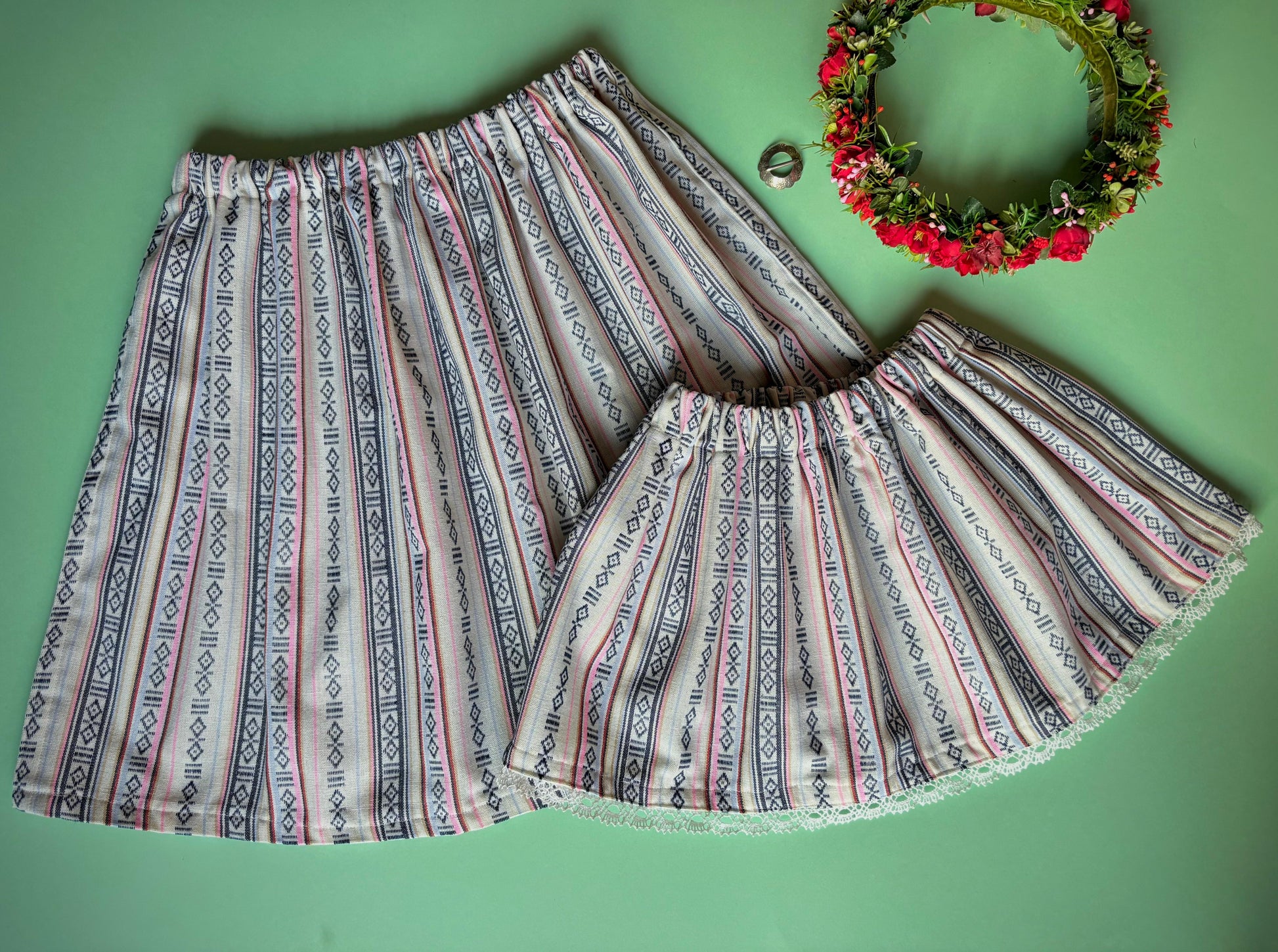 Tautiska raksta audums - gaišie toņi 200 g/m²