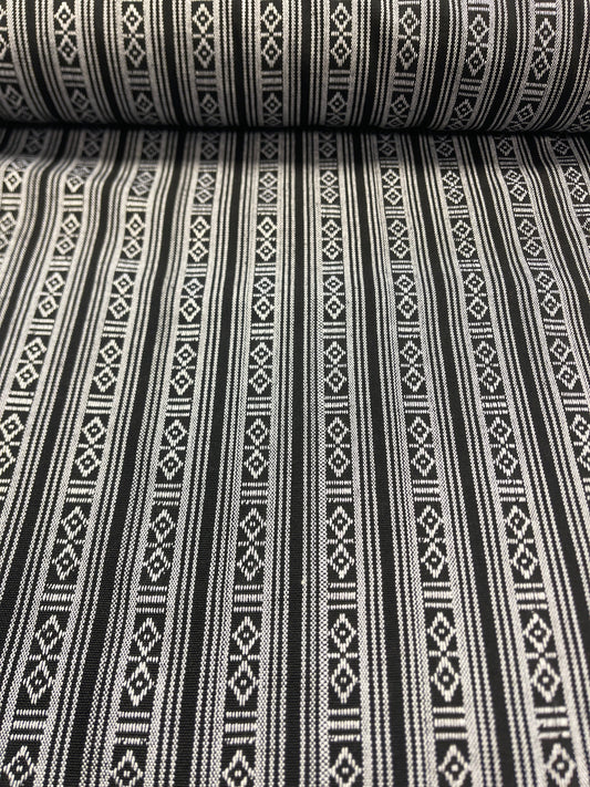 Attēls ar Tautiska raksta audums - melns ar baltu 200 g/m² – pieejams Šarlotes audumi