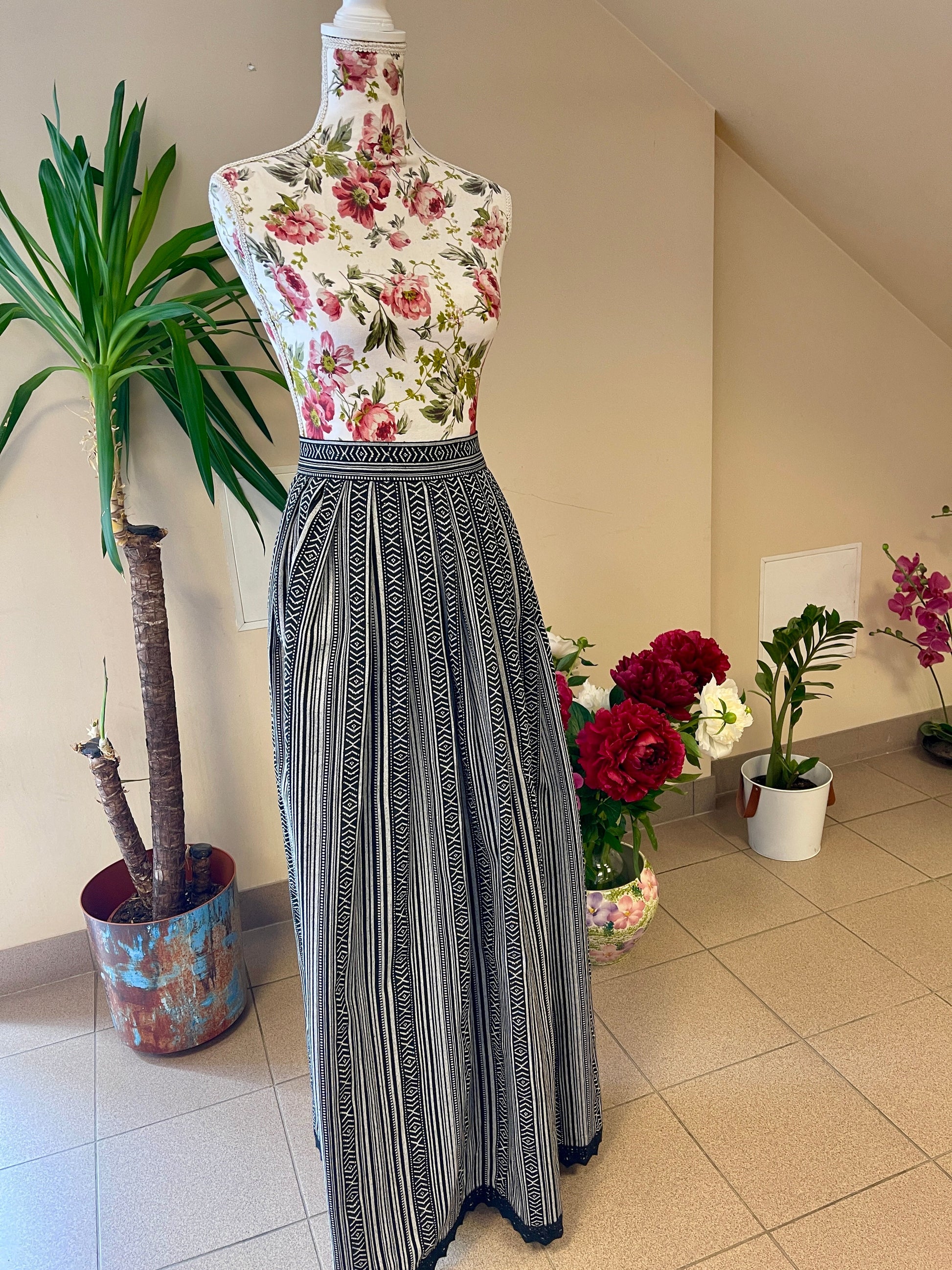 Tautiska raksta audums - melns ar pelēku 200 g/m²