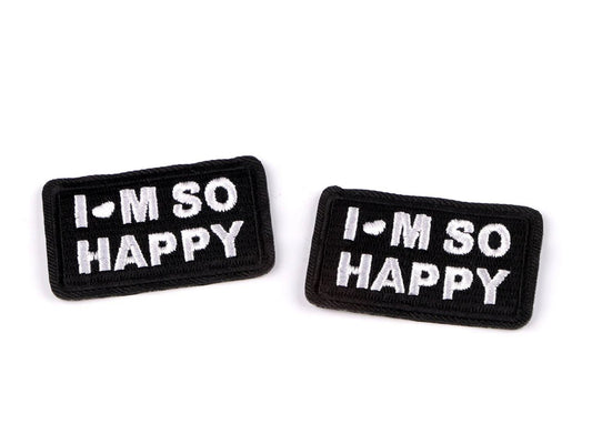 Paveikslėlis su lyginama aplikacija „I’M SO HAPPY“ – 3 × 5 cm – prieinama internete Šarlotes audumi