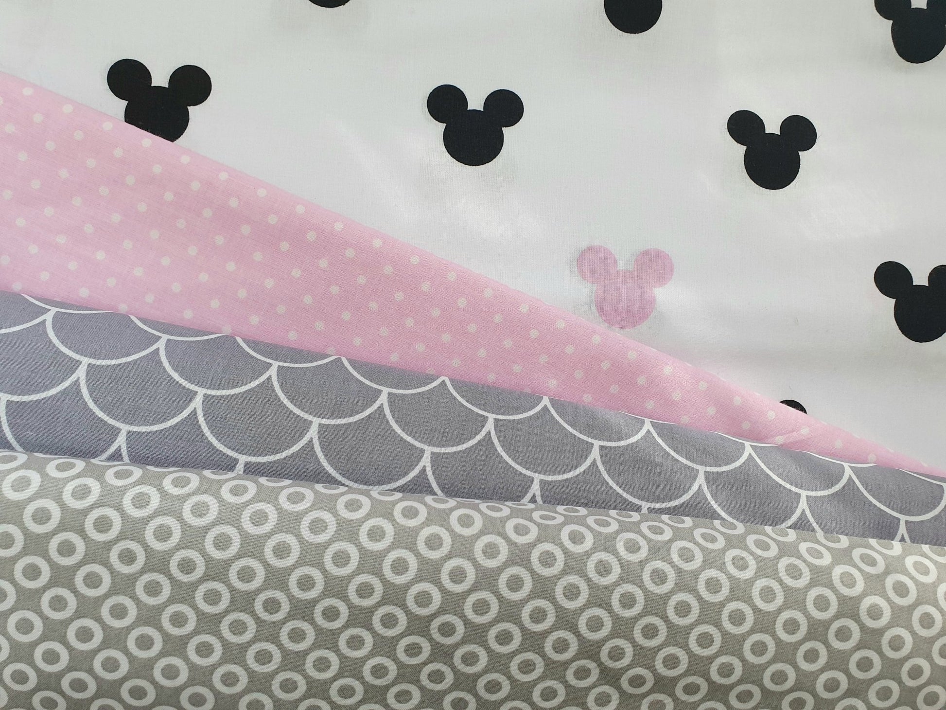 100% Kokvilnas audums-baltas pumpiņas uz rozā fona (4 mm) 130 g/m²