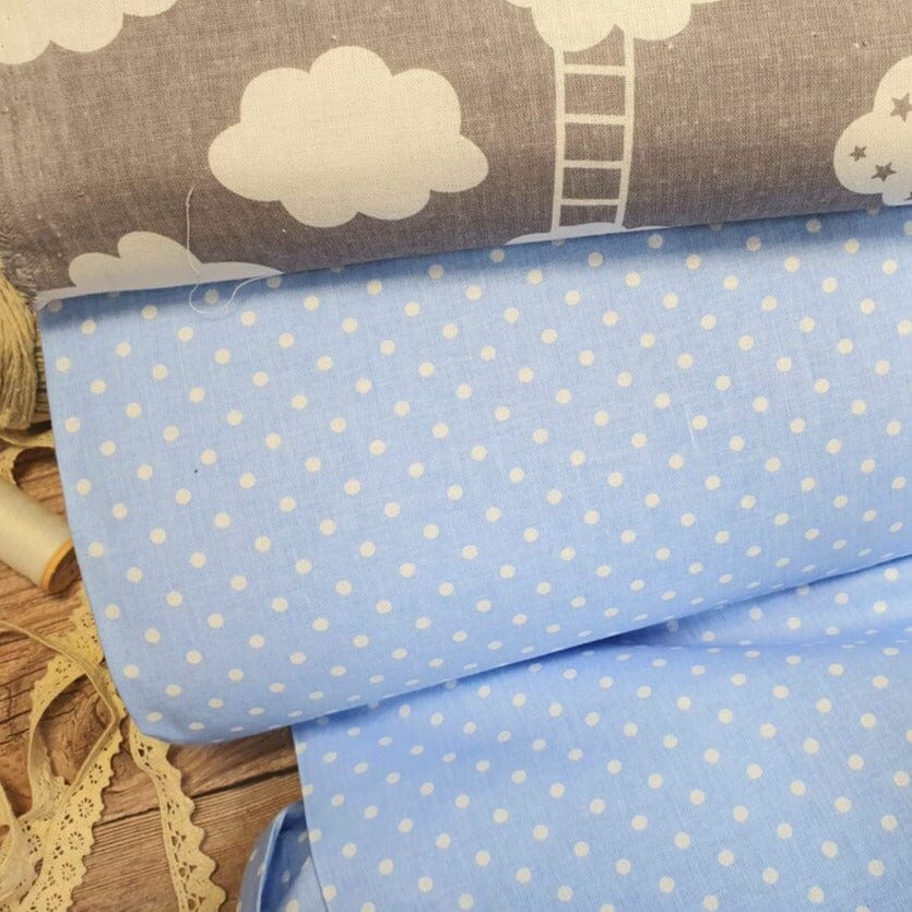 100% Kokvilnas audums-baltas pumpiņas uz zila fona (4 mm) 130 g/m²