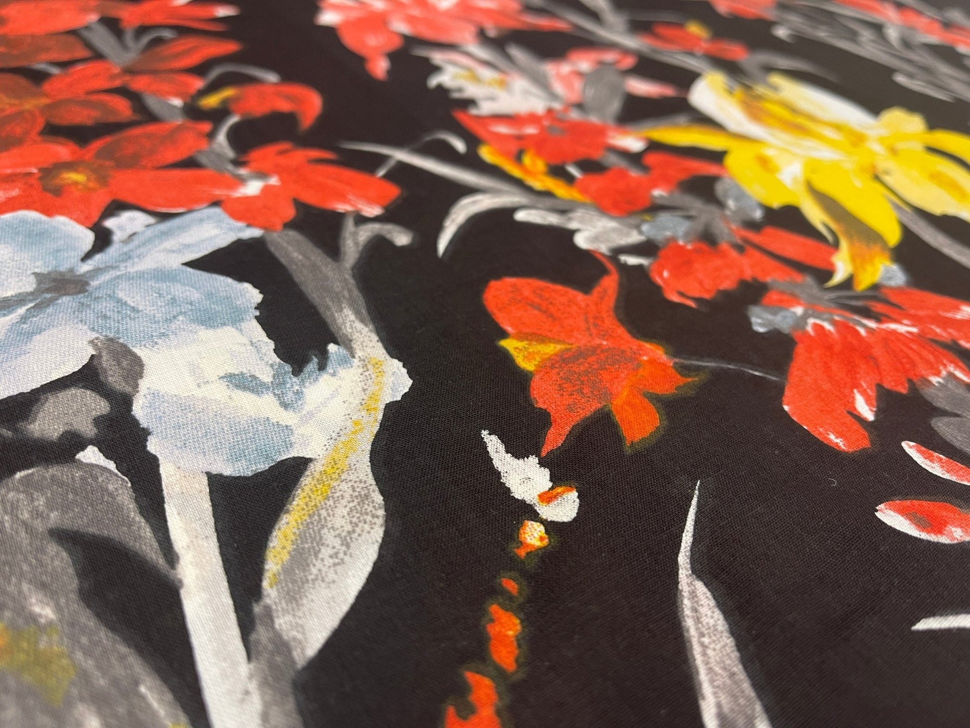 100% Kokvilnas audums-sārtie ziedi uz tumša fona 125 g/m²