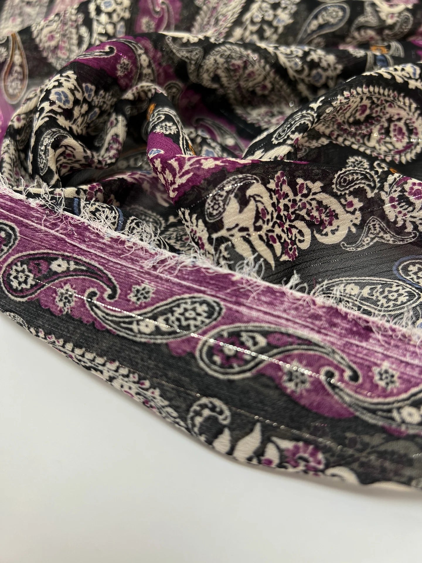 Itālijas šifona audums ar melni violetu paisley rakstu un lureksa pavedienu