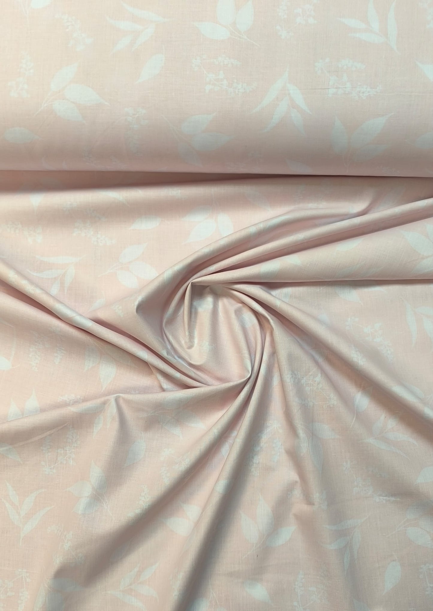 Image avec tissu 100 % coton - feuilles blanches sur fond rose 125 g/m² – disponible chez Šarlotes audumi