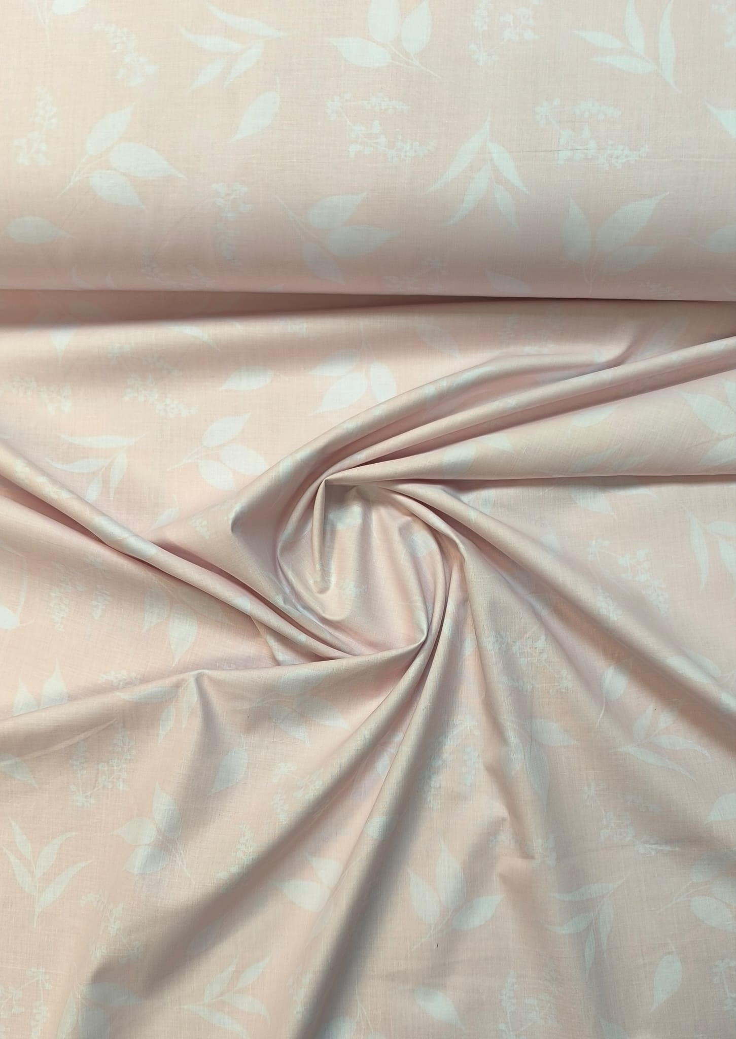 Image avec tissu 100 % coton - feuilles blanches sur fond rose 125 g/m² – disponible chez Šarlotes audumi