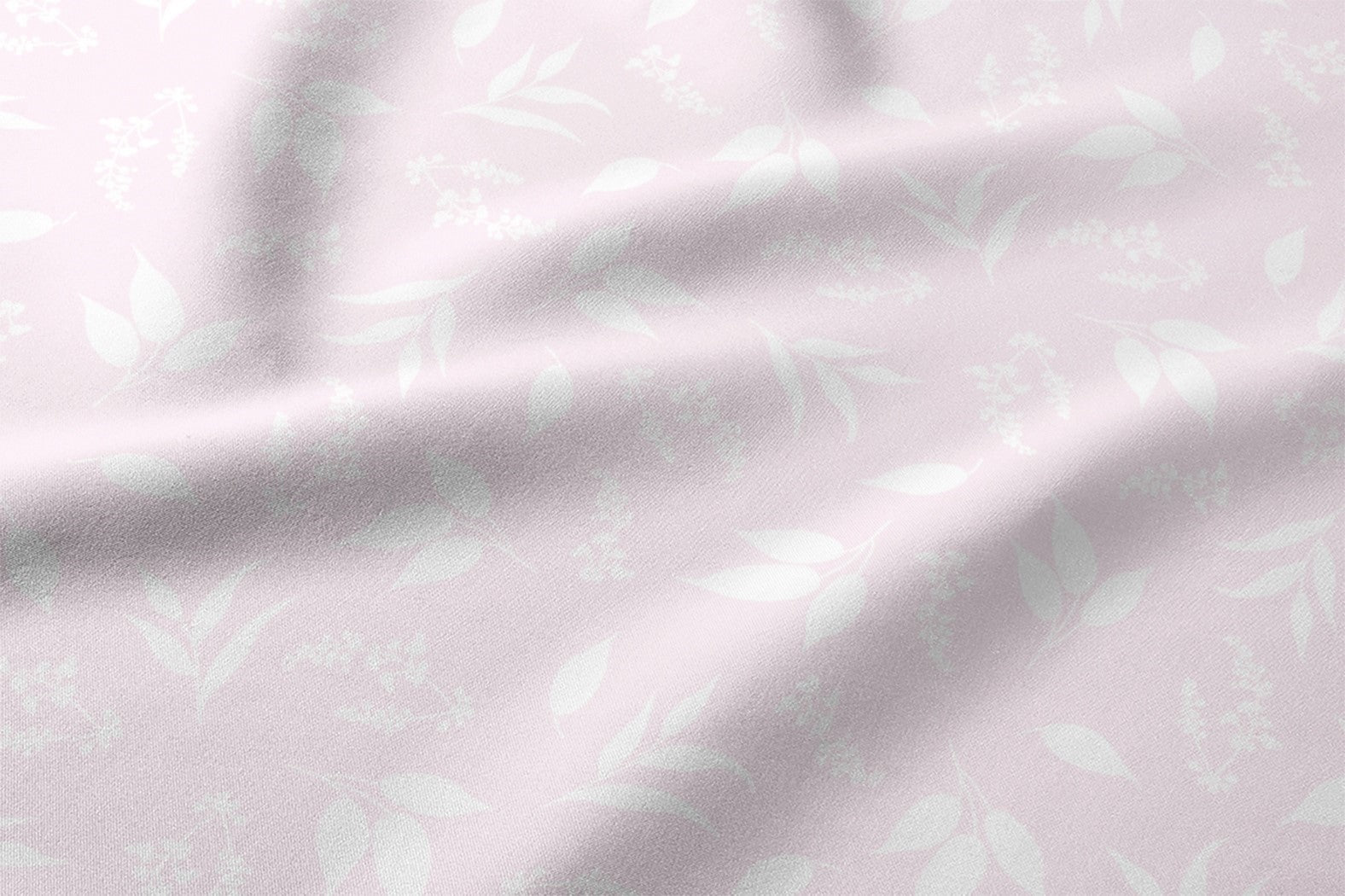 Image du tissu 100 % coton - petites feuilles blanches sur fond rose 125 g/m² – disponible chez Šarlotes audumi