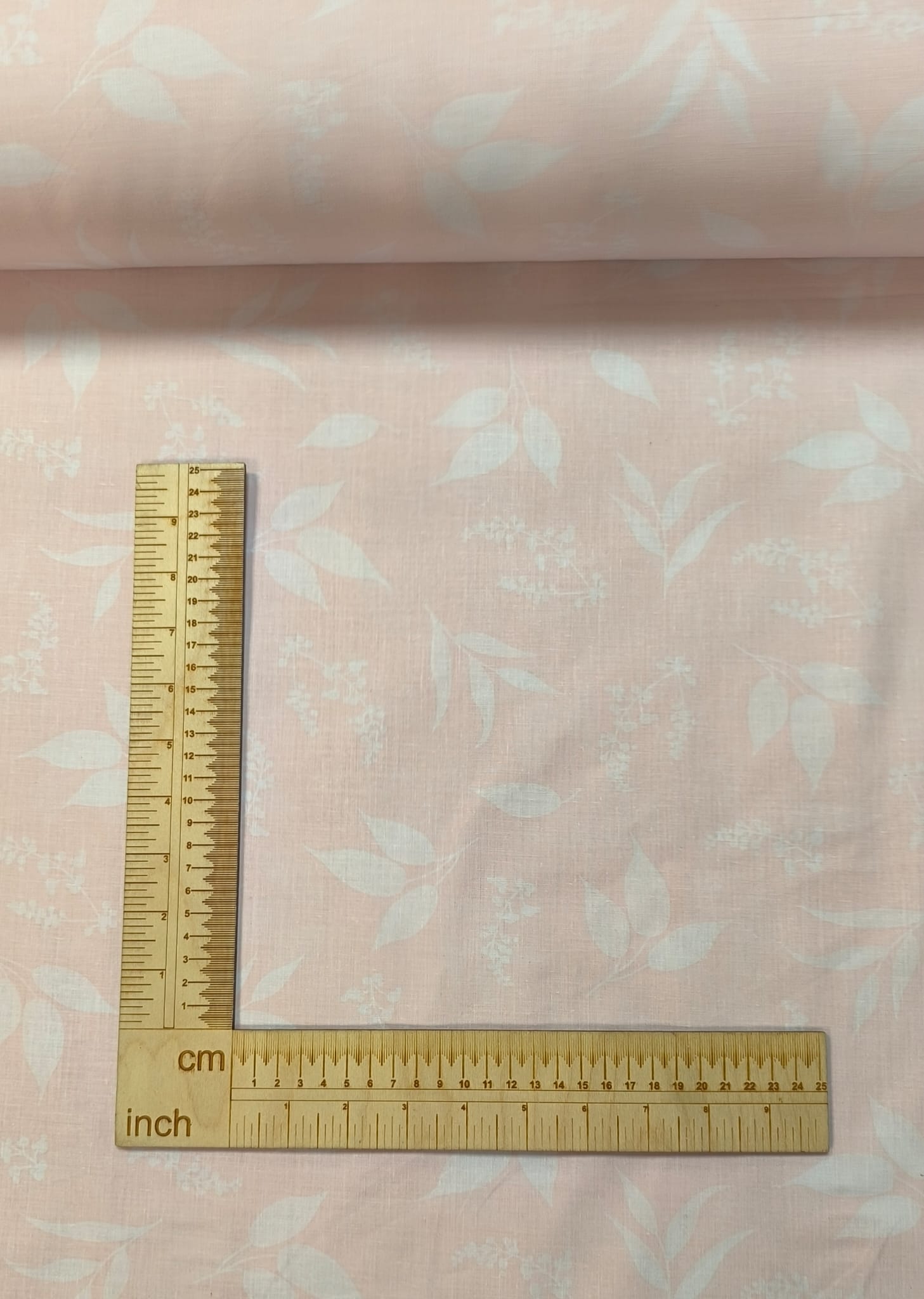 Tissu 100 % coton avec petites feuilles blanches sur fond rose 125 g/m² – disponible chez Šarlotes audumi