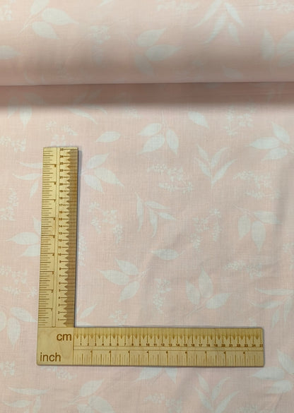 Tissu 100 % coton avec petites feuilles blanches sur fond rose 125 g/m² – disponible chez Šarlotes audumi