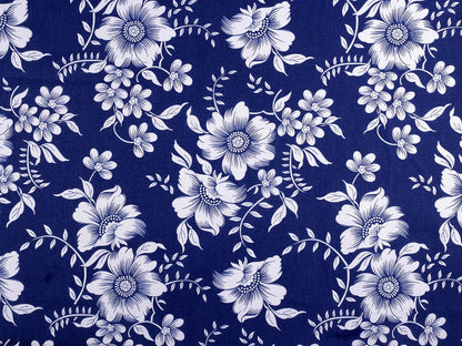Image en tissu 100 % coton - fleurs blanches sur fond bleu 125 g/m² – disponible chez Šarlotes audumi