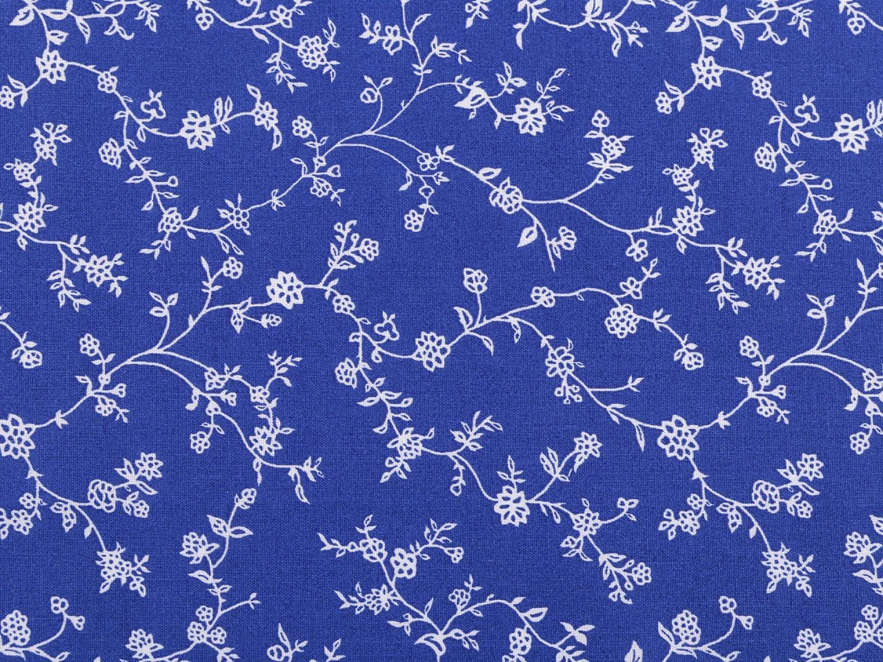 Image en tissu 100 % coton - tiges fleuries blanches sur fond bleu roi 125 g/m² – disponible chez Šarlotes audumi