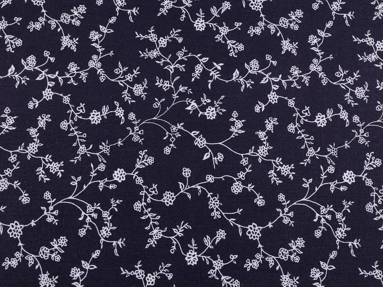 Image avec tissu 100 % coton - cordons fleuris blancs sur fond bleu foncé 125 g/m² – disponible chez Šarlotes audumi