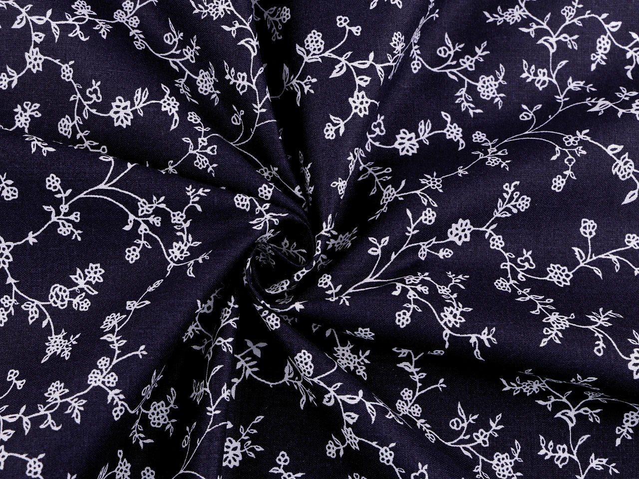 Image avec tissu 100 % coton - motifs floraux blancs sur fond bleu foncé 125 g/m² – disponible chez les tissus de Charlotte