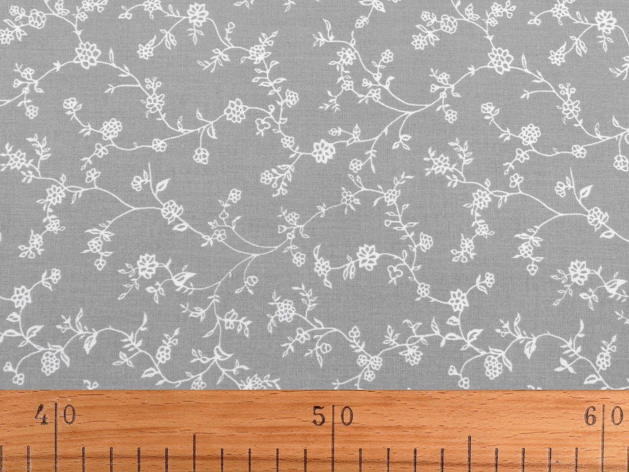 Tissu 100 % coton - cordes florales blanches sur fond bleu foncé, 125 g/m² – disponible chez Šarlotes audumi