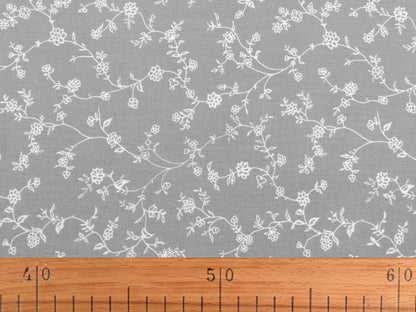 Tissu 100 % coton - cordes florales blanches sur fond bleu foncé, 125 g/m² – disponible chez Šarlotes audumi
