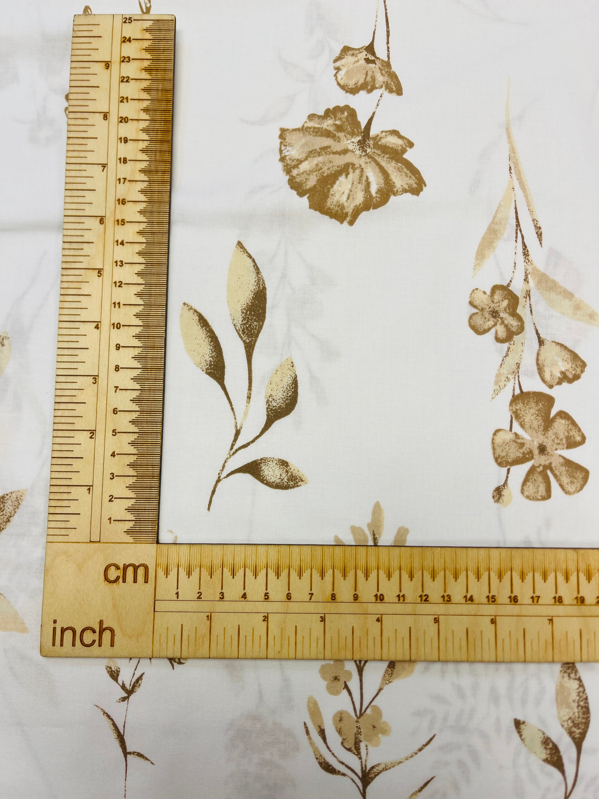 Attēls ar 100% Kokvilnas audums - brūns herbārijs 125 g/m² – pieejams Šarlotes audumi