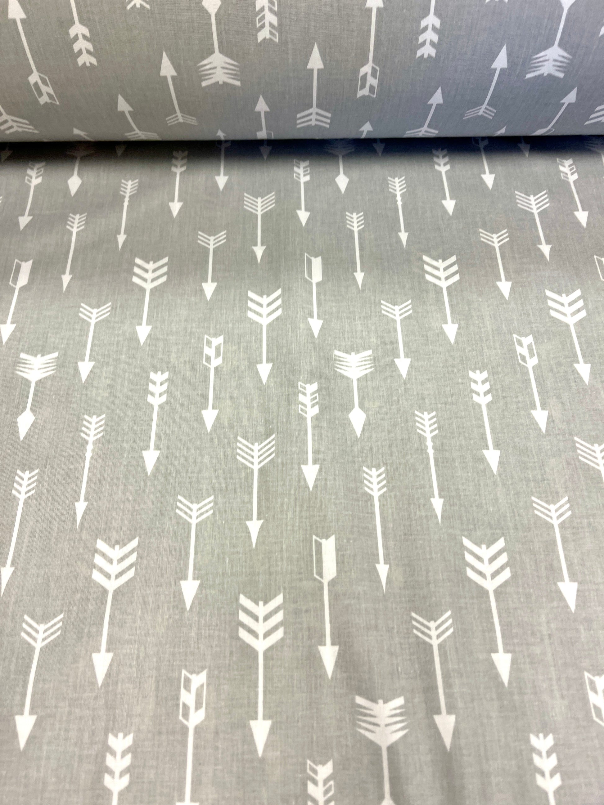 Image avec tissu 100 % coton - flèches 125 g/m² – disponible chez Šarlotes audumi
