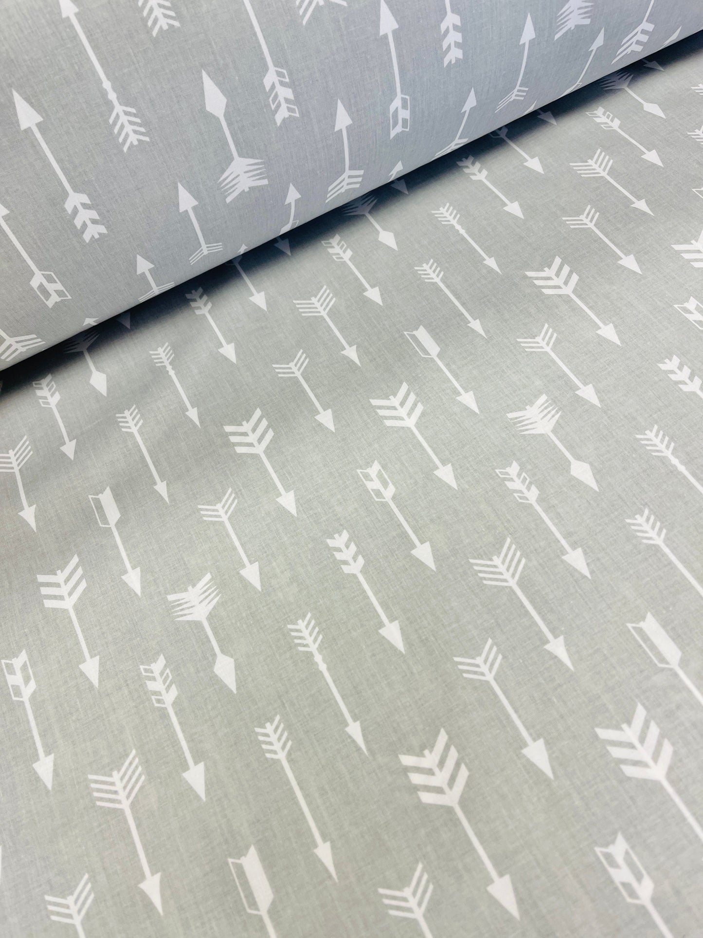 Tissu 100 % coton - flèches 125 g/m² – disponible chez Šarlotes audumi