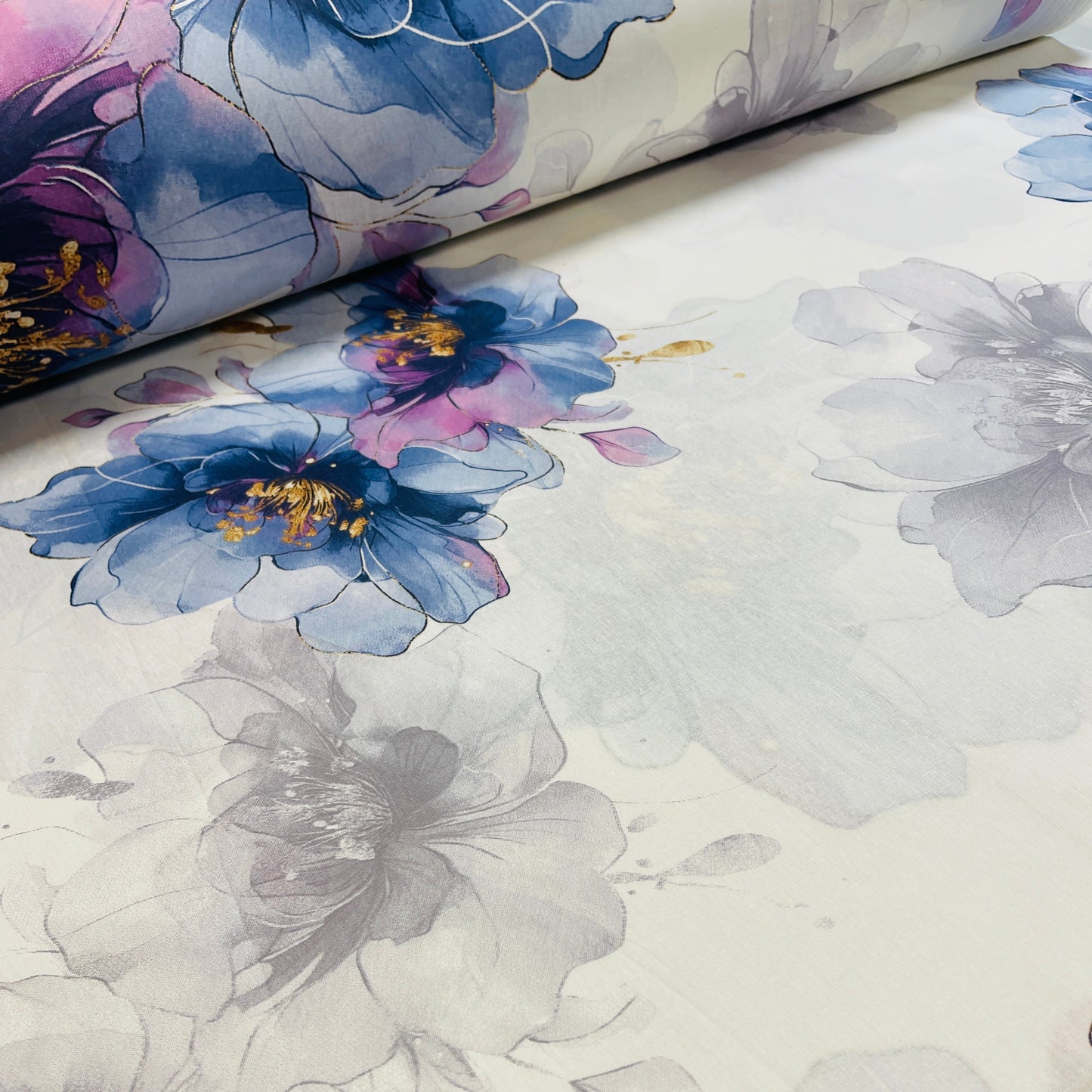 Attēls ar 100% Kokvilnas audums - indigo ziedi 220cm 146 g/m² – pieejams Šarlotes audumi