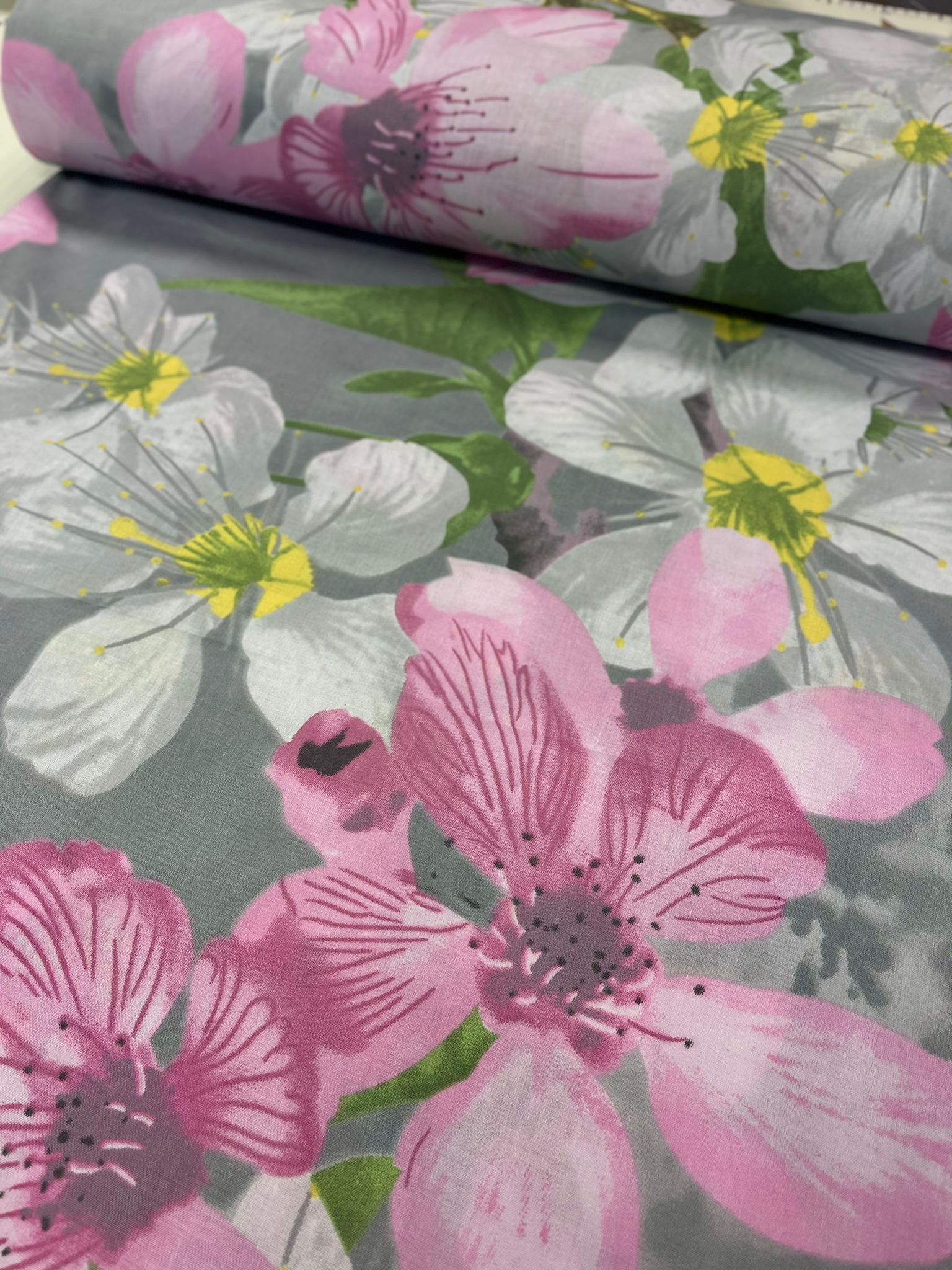 Tissu 100 % coton - fleurs de cerisier 125 g/m² – disponible chez Šarlotes audumi