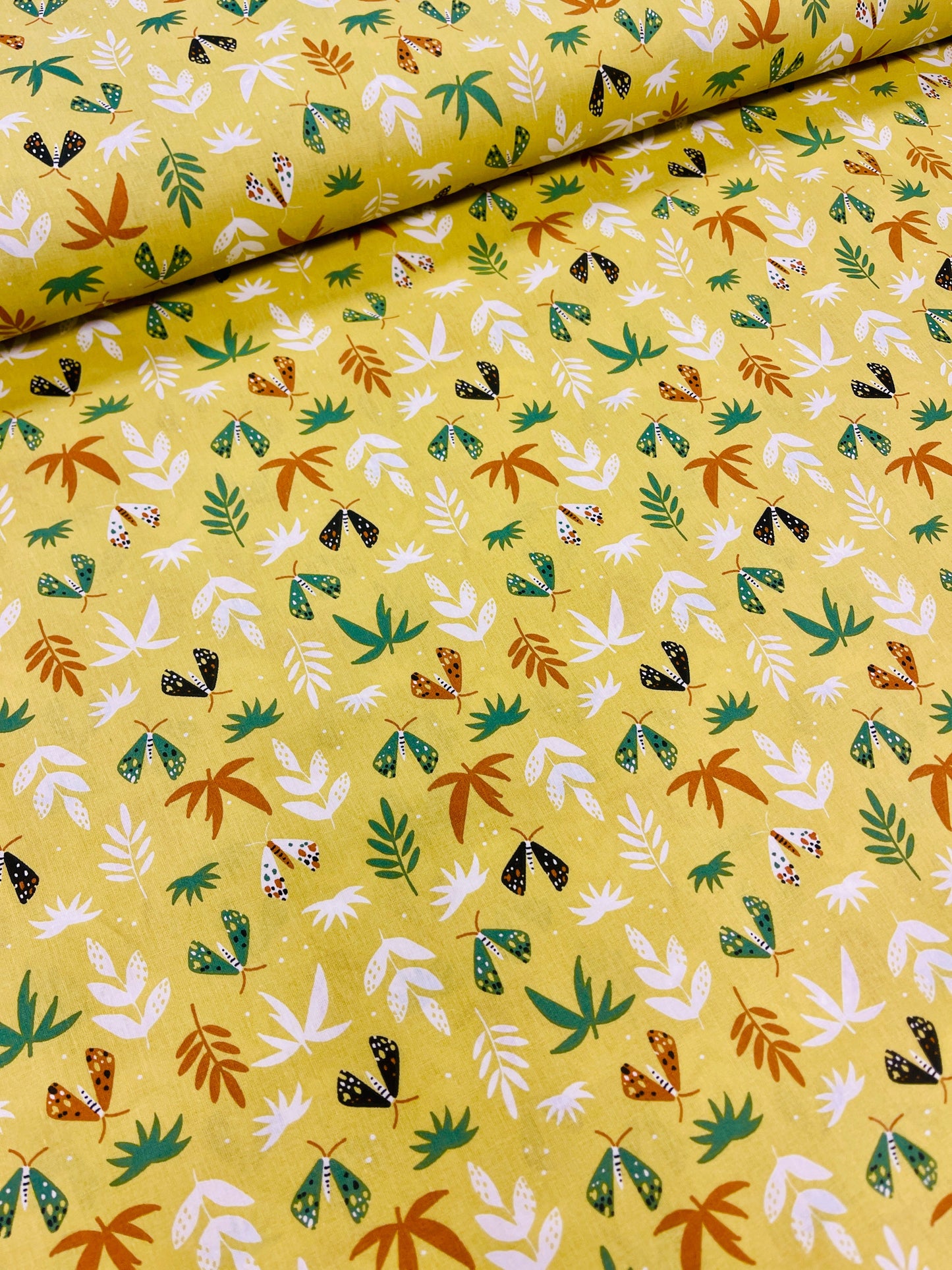 Attēls ar 100% Kokvilnas audums - lapiņas uz dzeltenzaļa fona 125 g/m² – pieejams Šarlotes audumi
