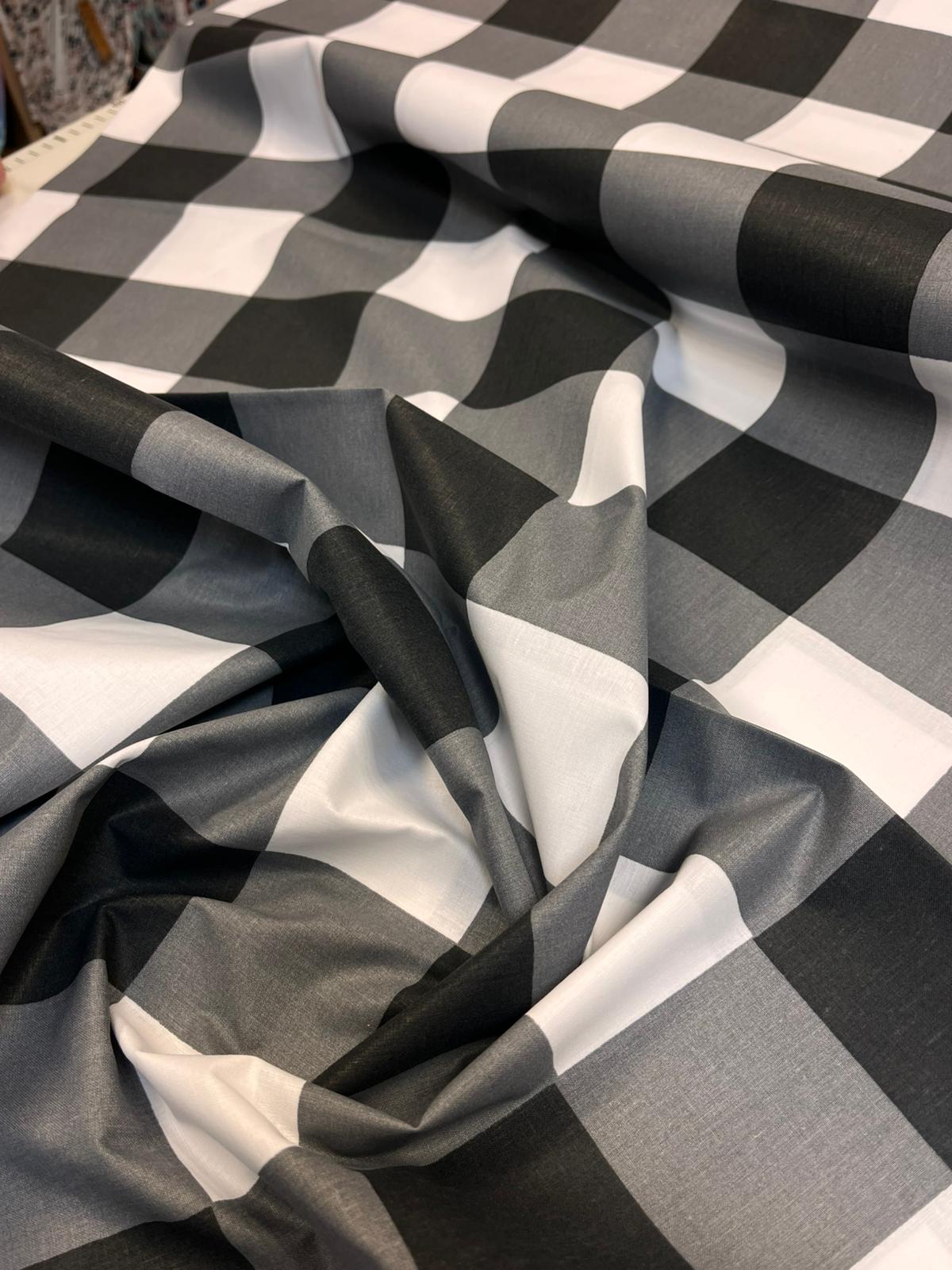 Image en tissu 100 % coton - à carreaux noir et blanc 125 g/m² – disponible chez Šarlotes audumi