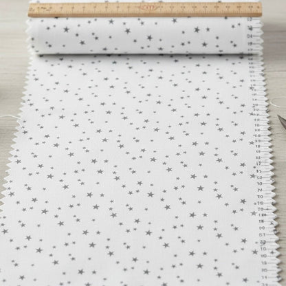 Tissu 100 % coton - étoiles grises 125 g/m² – disponible chez Šarlotes audumi