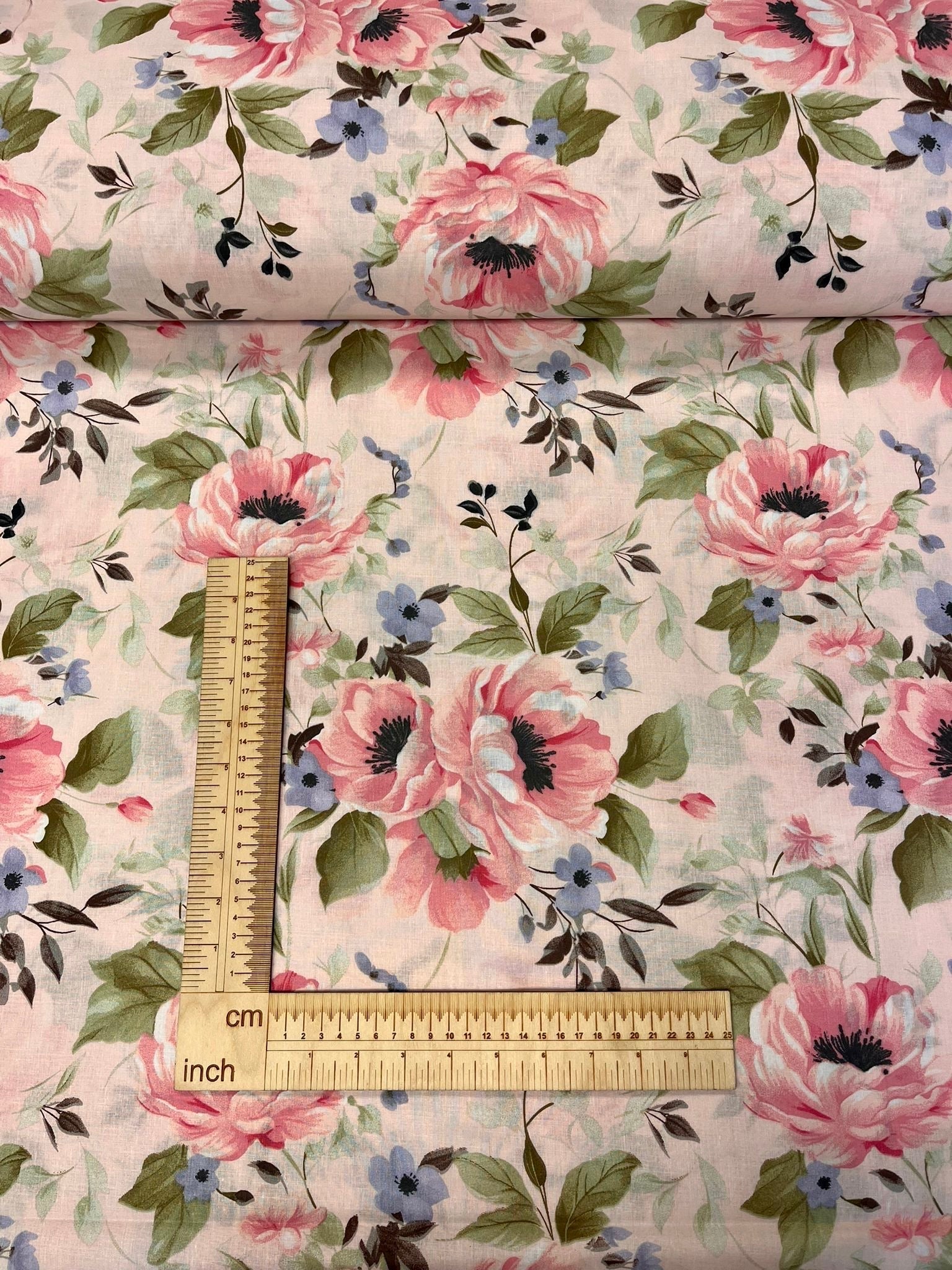 Tissu 100 % coton - pivoines 125 g/m² – disponible chez Šarlotes audumi