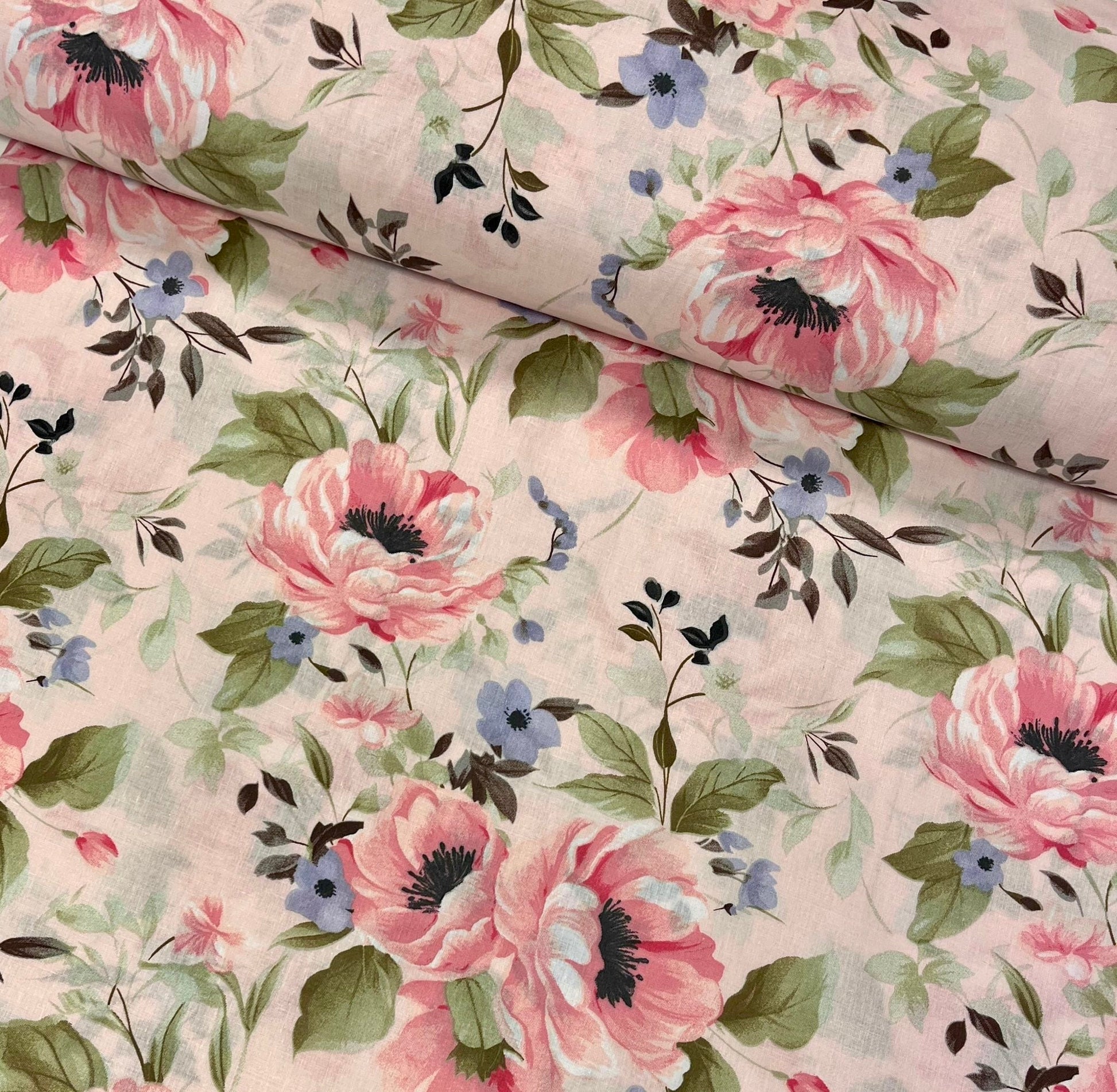 Image de tissu 100 % coton - pivoines 125 g/m² – disponible chez Šarlotes audumi
