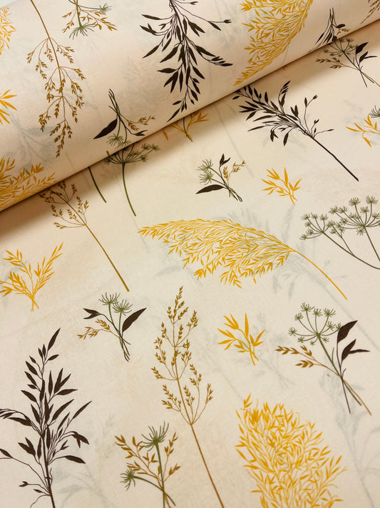 Attēls ar 100% Kokvilnas audums - pļavas zālītes uz bēša fona 125 g/m – pieejams Šarlotes audumi