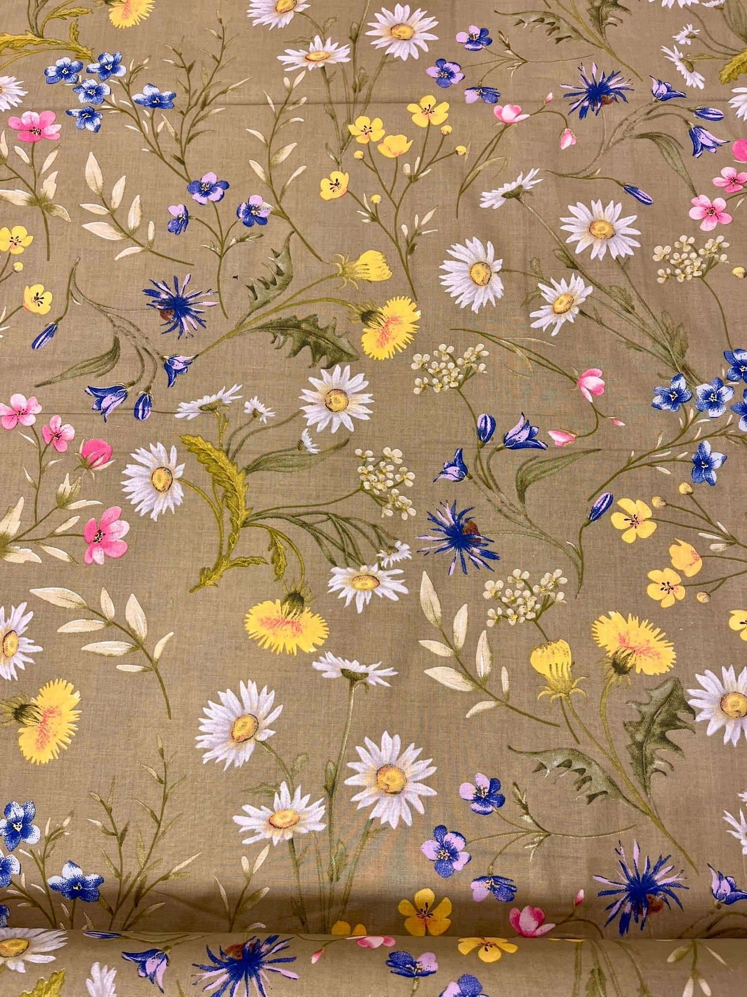 Image avec tissu 100 % coton - fleurs des prés sur fond vert 125 g/m² – disponible chez Šarlotes audumi