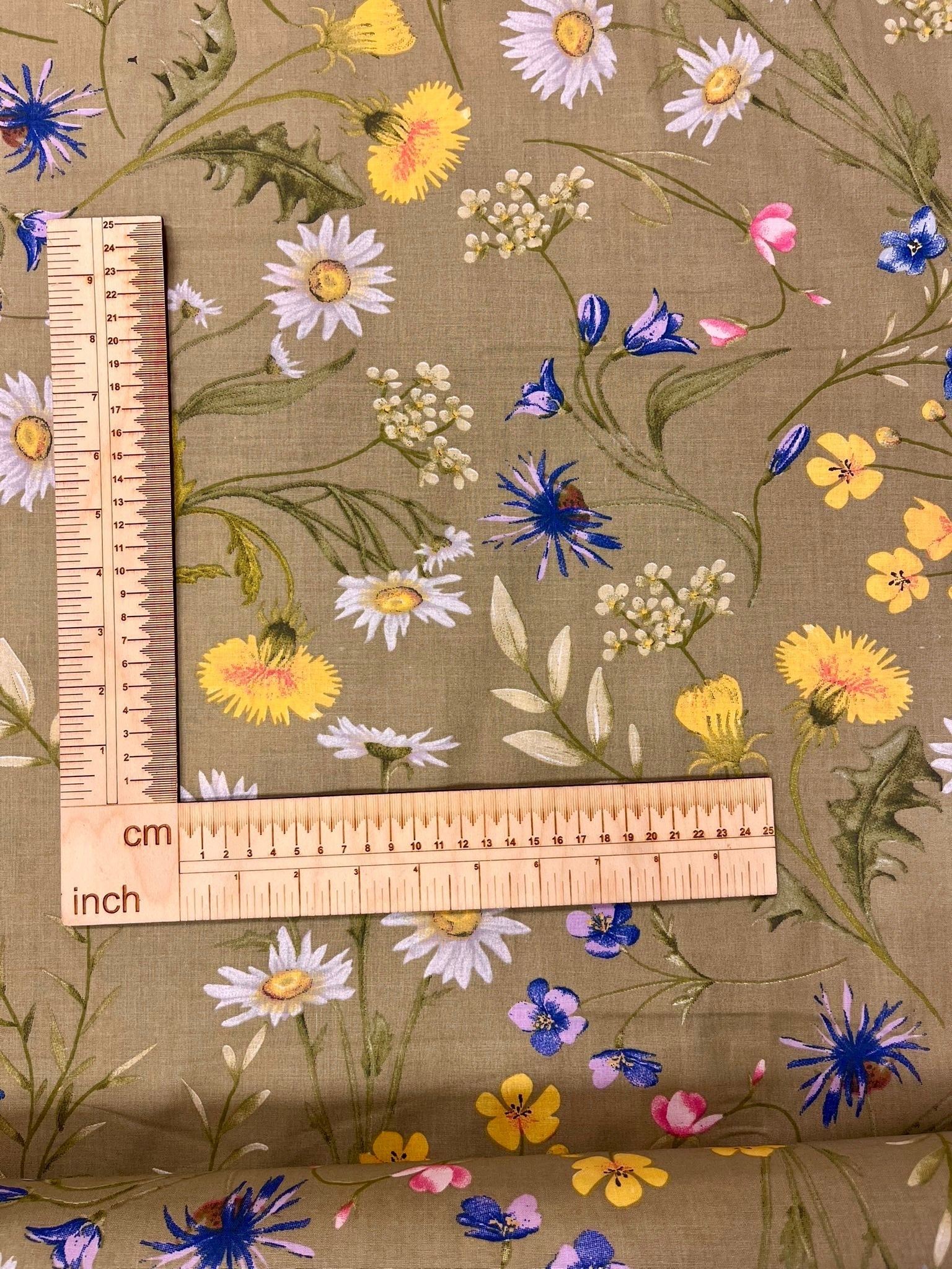 Tissu 100 % coton à fleurs des prés sur fond vert, 125 g/m² – disponible chez Šarlotes audumi