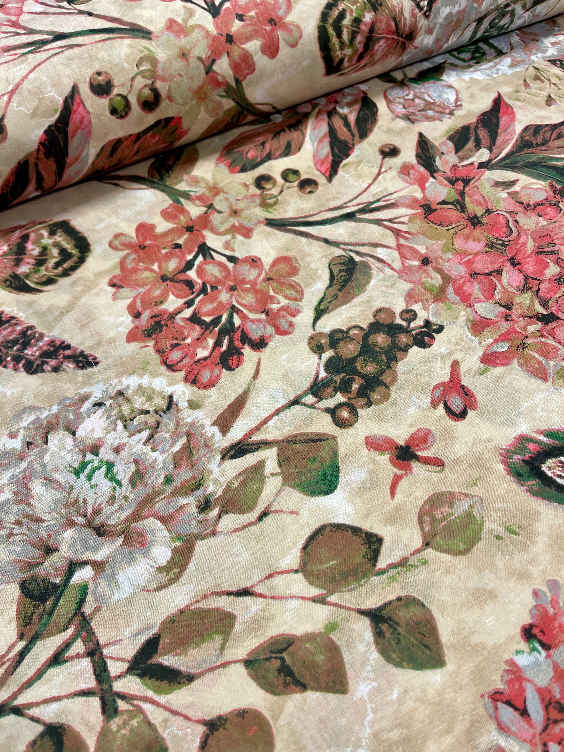 Attēls ar 100% Kokvilnas audums - puķu motīvs uz bēša 125 g/m² – pieejams Šarlotes audumi