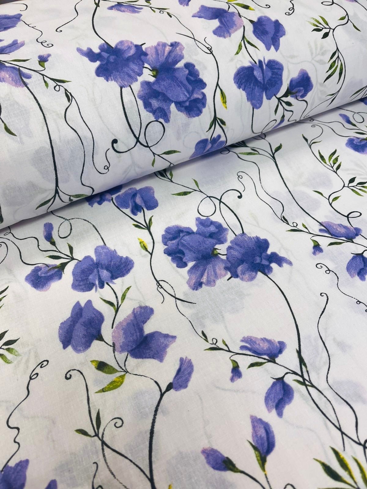 Image d’un tissu 100 % coton à motif fleurs et pois, 125 g/m², disponible chez Šarlotes audumi