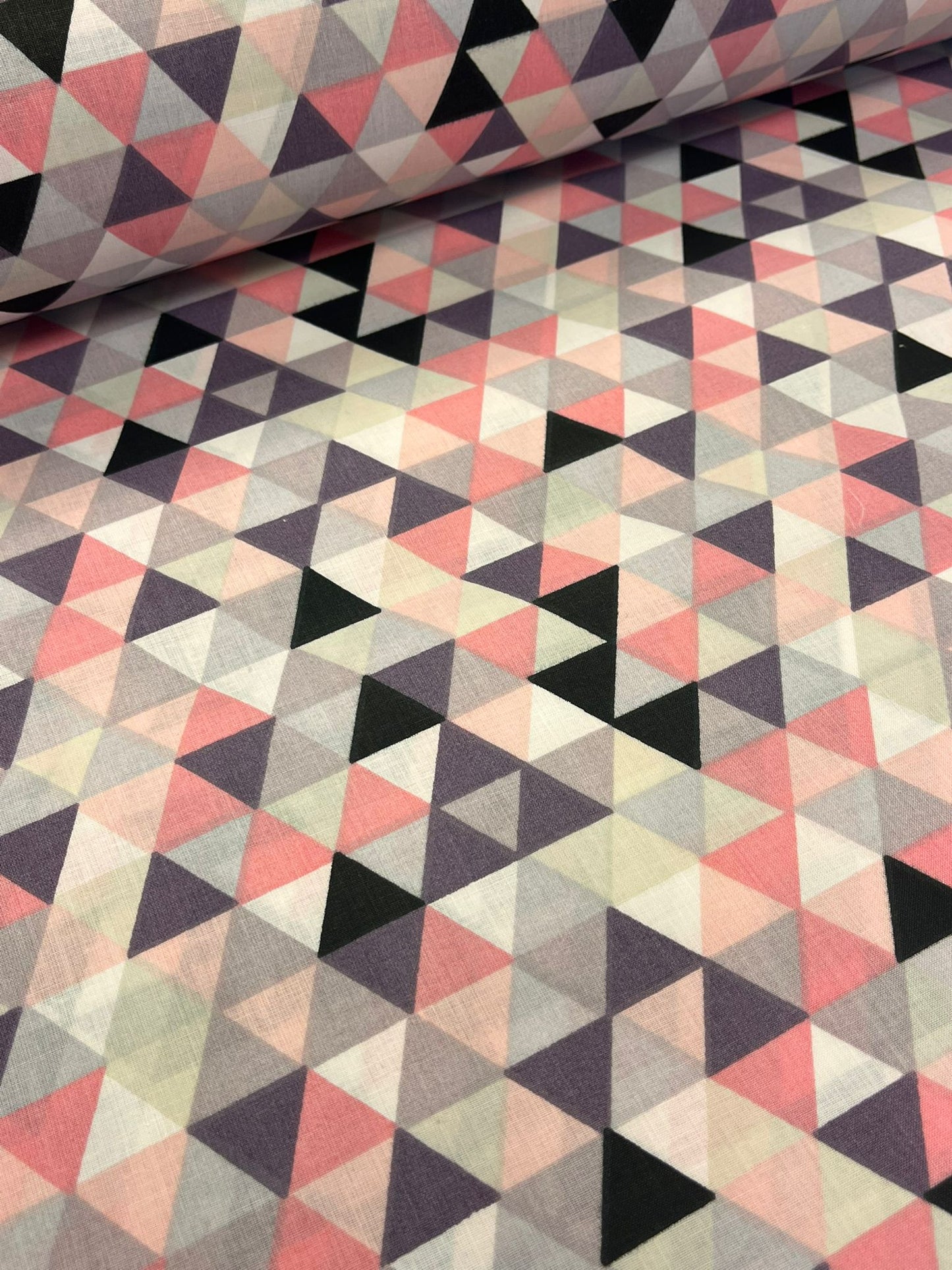 Image de tissu 100 % coton à triangles roses, 125 g/m² – disponible chez Šarlotes audumi