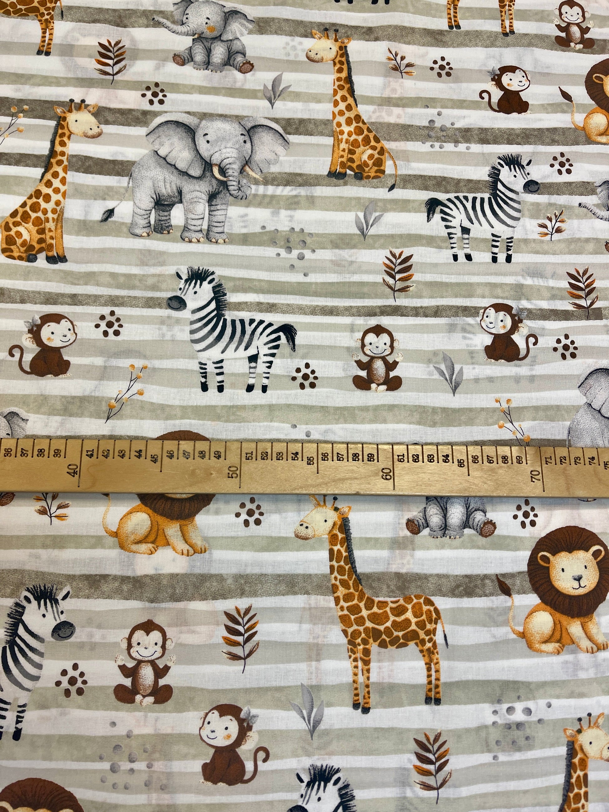 Attēls ar 100% Kokvilnas audums - safari zvēri un zaļas līnijas 125 g/m – pieejams Šarlotes audumi