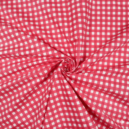 Tissu 100 % coton - carreaux rouges 130 g/m² – disponible chez Šarlotes audumi