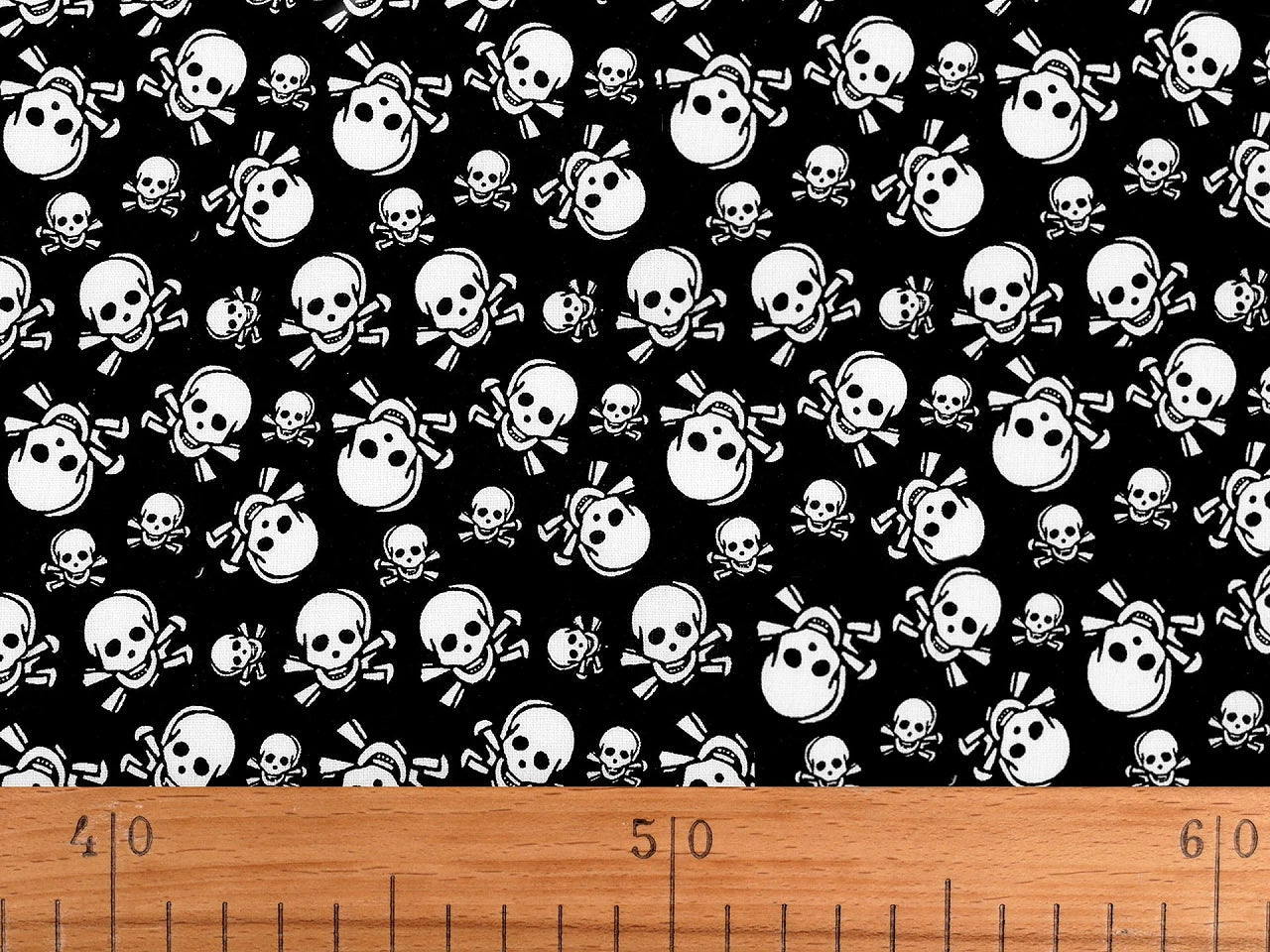 Image of 100% cotton skull fabric 125 g/m² – available at Šarlotes audumi
