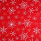 Attēls ar 100% Kokvilnas audums - sniegpārslas uz sarkana fona 125 g/m (DRĪZUMĀ PLAUKTOS) – pieejams Šarlotes audumi