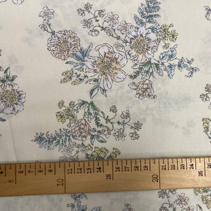 100% Kokvilnas audums - ziedi uz krēmīga fona fona 220 cm 146 g/m²