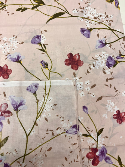 Tissu 100 % coton à motif floral 125 g/m² – disponible chez Šarlotes audumi