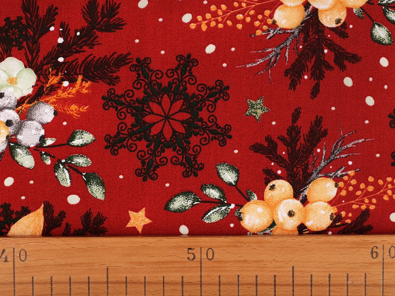 Attēls ar 100% Kokvilnas audums - Ziemassvētku raksts uz sarkana 125 g/m – pieejams Šarlotes audumi