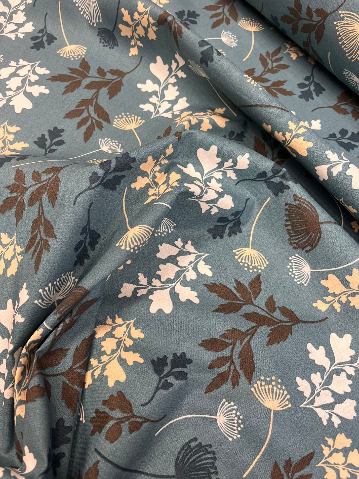 Image du tissu 100 % coton - motif de feuilles vert bleuté 125 g/m² – disponible chez Šarlotes audumi