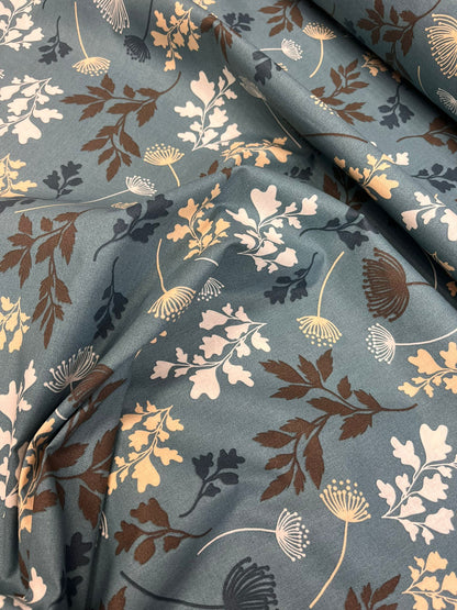 Image du tissu 100 % coton - motif de feuilles vert bleuté 125 g/m² – disponible chez Šarlotes audumi