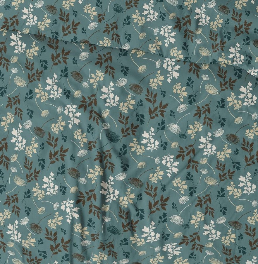 Tissu 100 % coton à motif de feuilles bleu-vert, 125 g/m² – disponible chez Šarlotes audumi